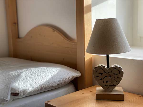 dettagli camera, lapanda a cuore in legno