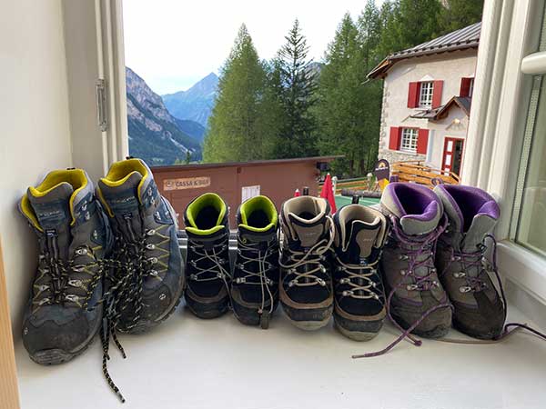 scarpe da trekking sul davanzale