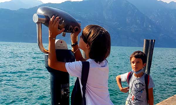 bambini guardano nei cannocchiali