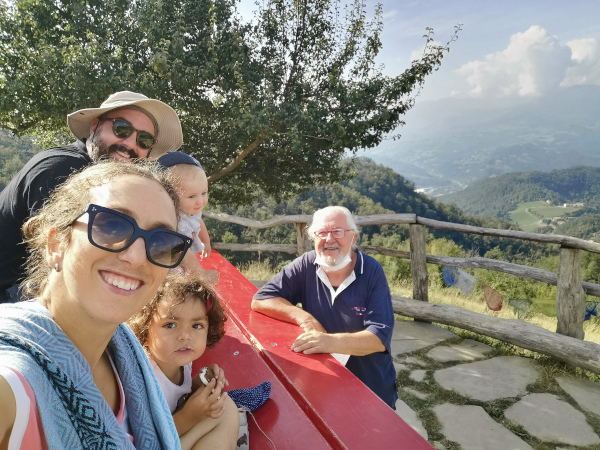 famiglia con il creatore della panchina gigante