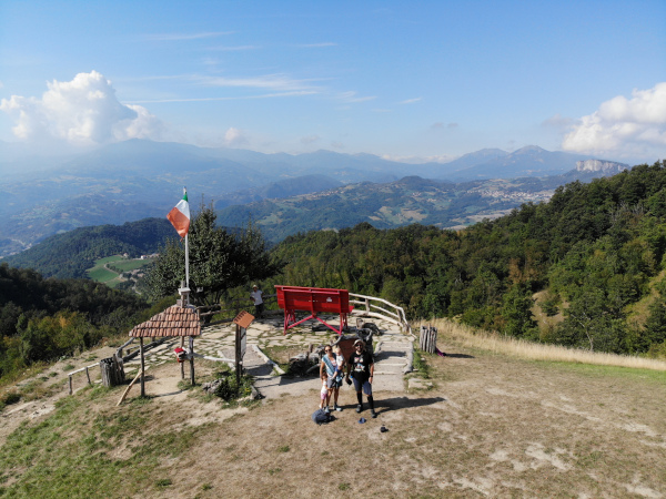 panorama dalla panchina gigante con famiglia in primo piano