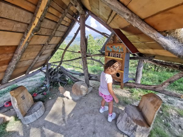 tenda con sculture in legno e bimba che gioca