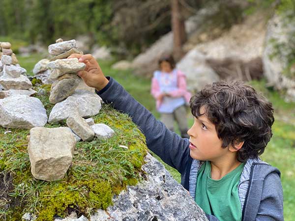 bambino fa torre si sassi