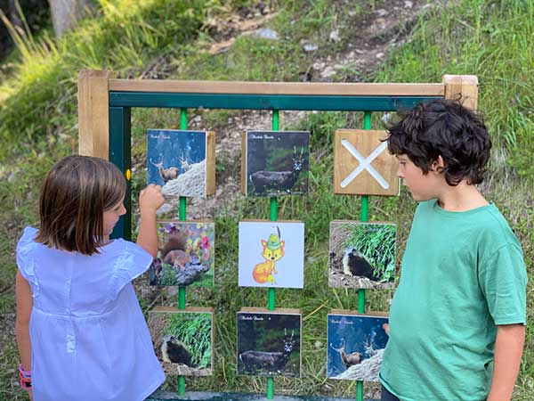 bambini giocano a memory nel bosco