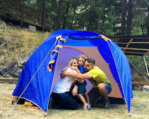 famiglia tenda campeggio