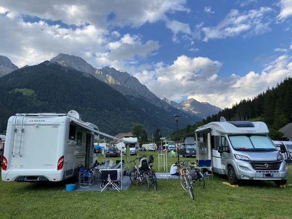 due camper parcheggiati su prato