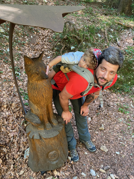 Papà e bambino vicino ad una scultura