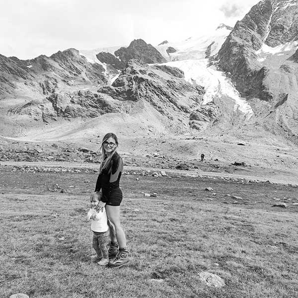 mamma con bambina in montagna foto bianco e nero