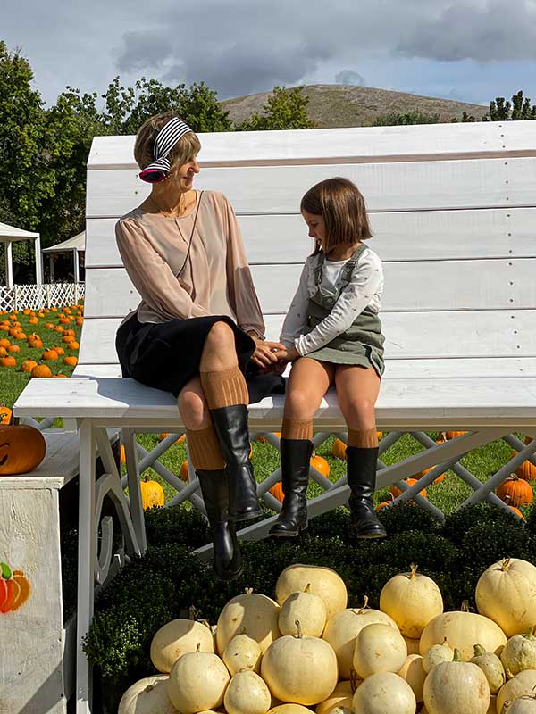 mamma e figlia su panchina gigante