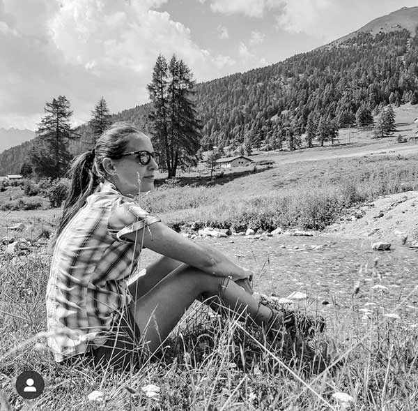 donna in un prato foto bianco e nero