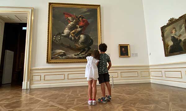 bambini guardano quadro di napoleone nel museo belvedere a Vienna