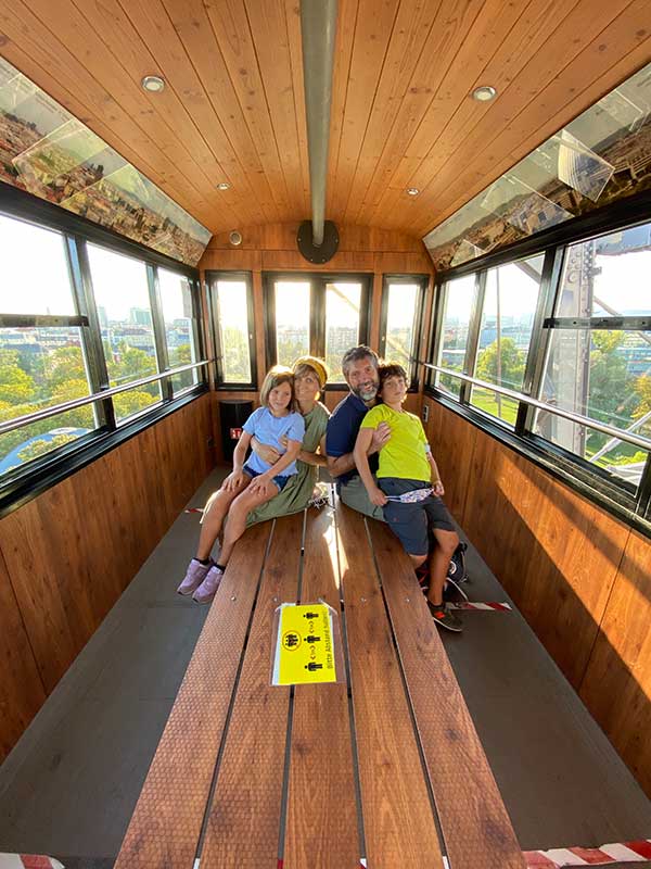 famiglia nella ruota panoramica di Vienna