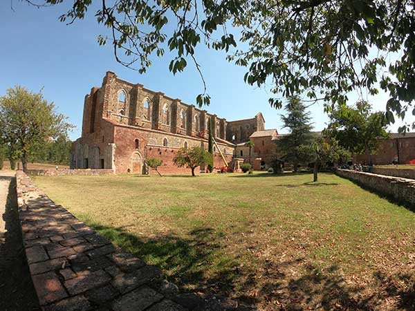 famiglia all'abbazia di San Galgano