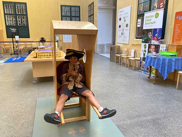 bambino travestito da cavaliere