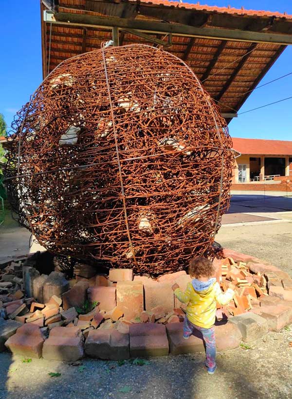 Munlab l’Ecomuseo dell’Argilla statua di argilla con bambina