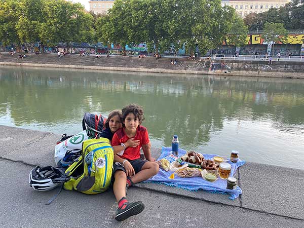 bambini su lcanale dela Danubio a vienna