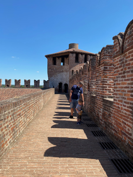 Papà e bambino sulle mura della Rocca di Soncino
