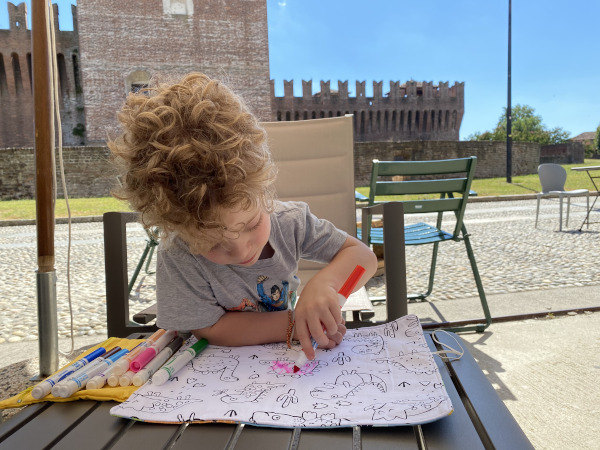 Bambino disegna davanti alla Rocca di Soncino