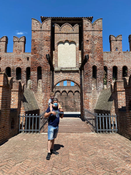 Papà e bambino davanti alla Rocca di Soncino