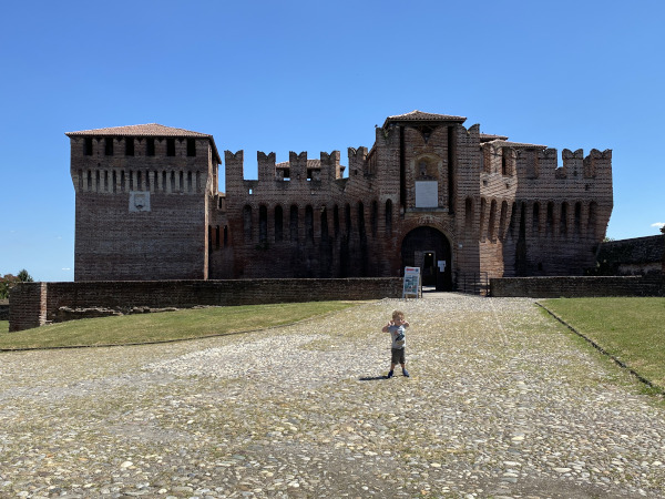 Bambino davanti alla Rocca di Soncino