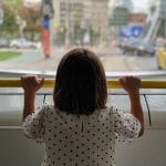 bambina di spalle sul tram