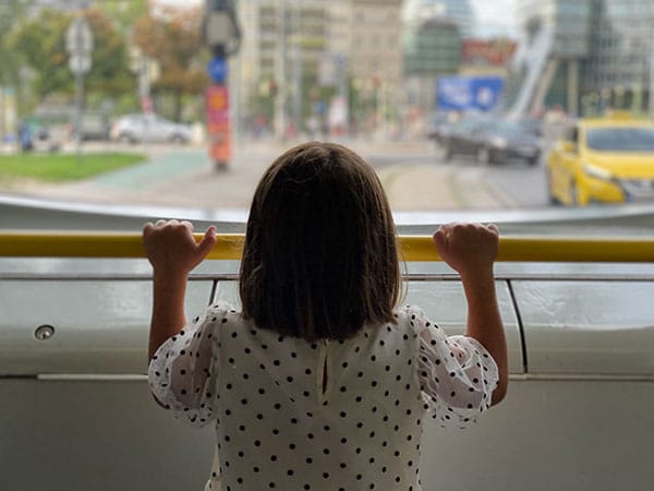 bambina di spalle sul tram