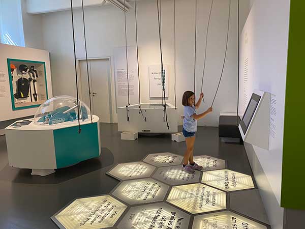 bambina nel museo della tecnica di Vienna