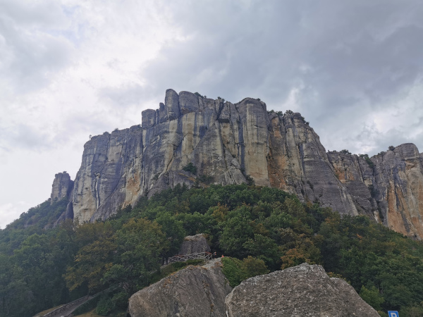 pietra di bismantova vista dal basso