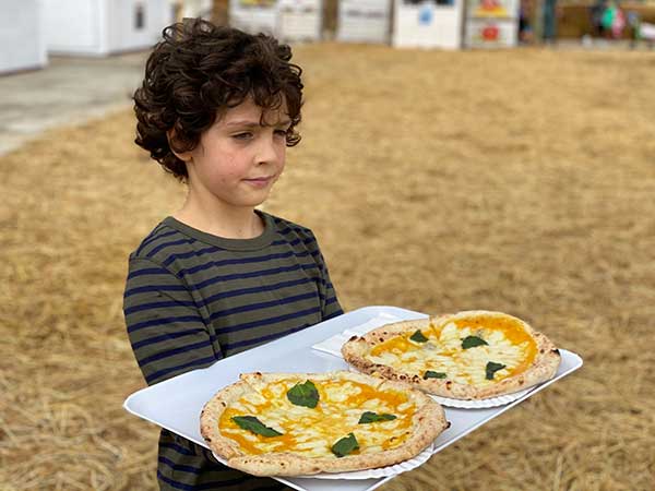 bambino con pizze