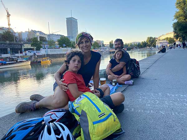 famiglia fa picnic sul canale del danubio a Vienna