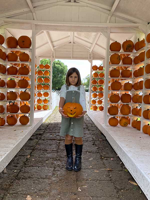 bambina con zucca intagliata