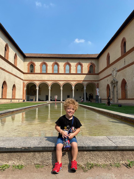 Bambino nel Castello Sforzesco