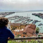 bambino guarda il golfo di Salerno
