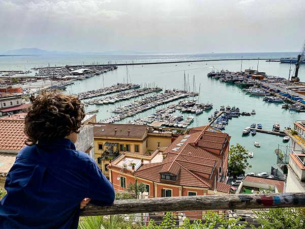 bambino guarda il golfo di Salerno