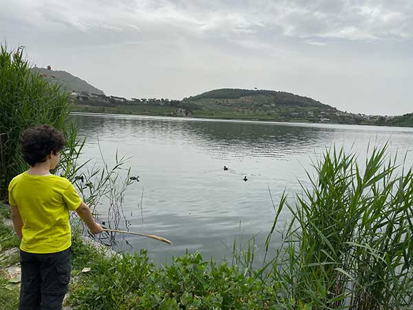 bambino di spalle guarda il lago d'averno