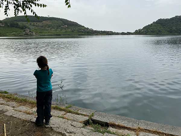 bambina di spalle al lago d'averno