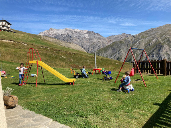 Bambini in un parco giochi