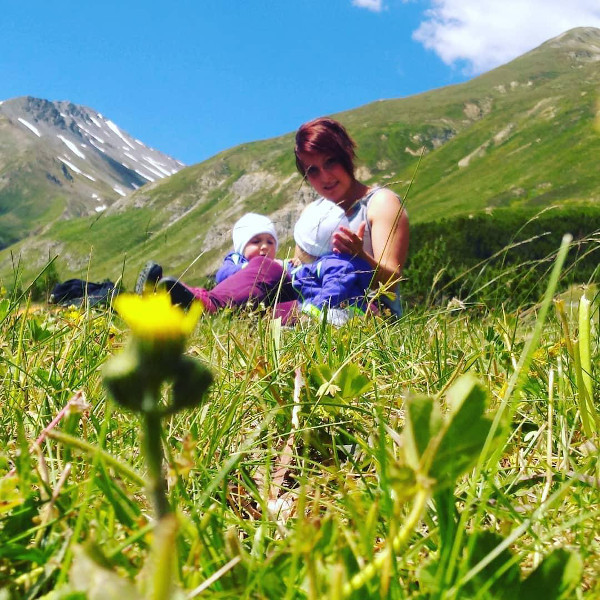 Mamma e bambini in un prato di Livigno