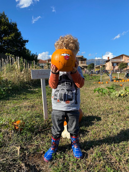 Bambino con zucca