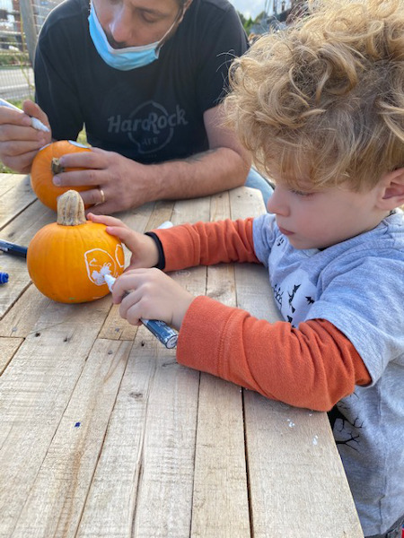 Bambino decora zucca