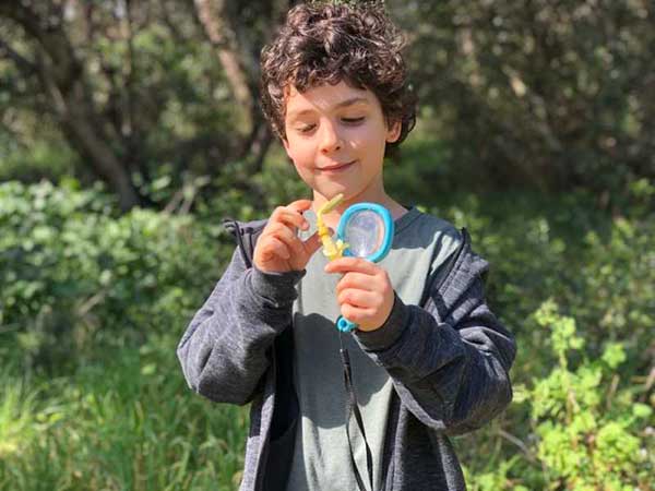 bambino con lente di ingrandimento