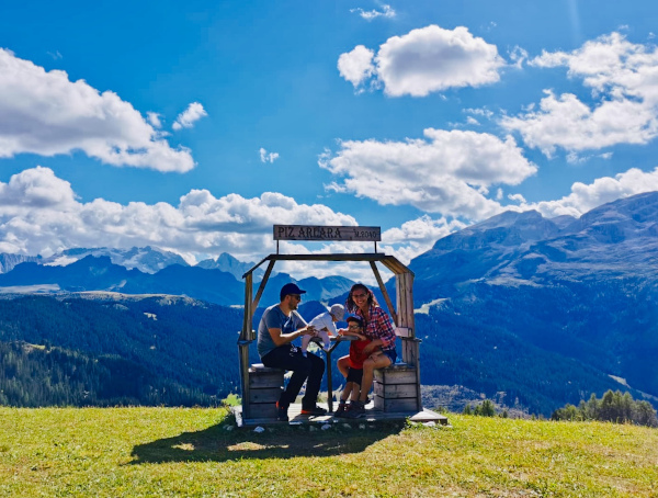 foto di famiglia con vista sulle montagne