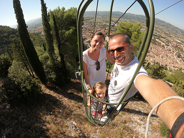 famiglia su funivia a Gubbio