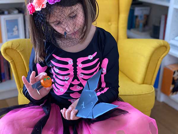 bambina con lavoretti di Halloween