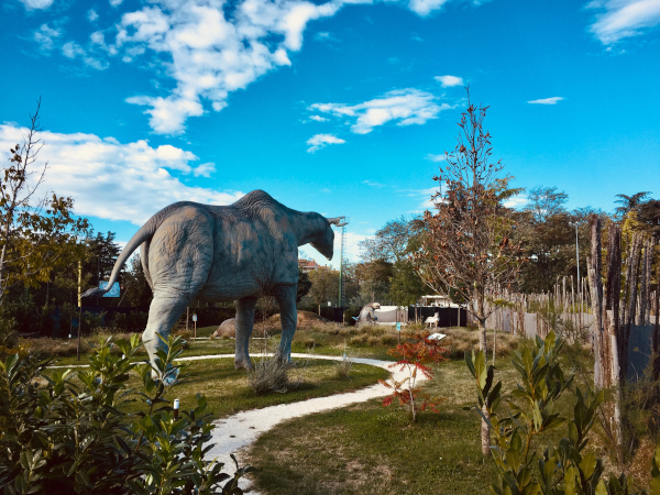 dinosauro a grandezza naturale in mezzo al parco