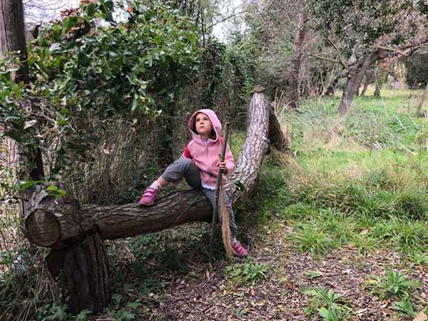bimba nel bosco