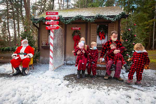 famiglia canasdese con babbo Natale