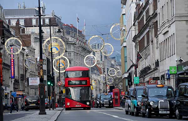 luci di Natale a londra con bus rosso