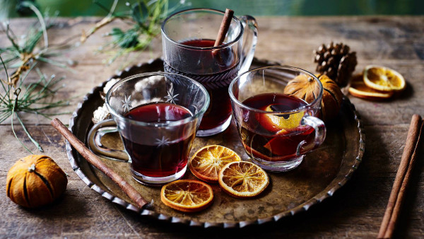 tazze in vetro con vino caldo 