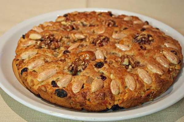 torta decorata con frutta secca